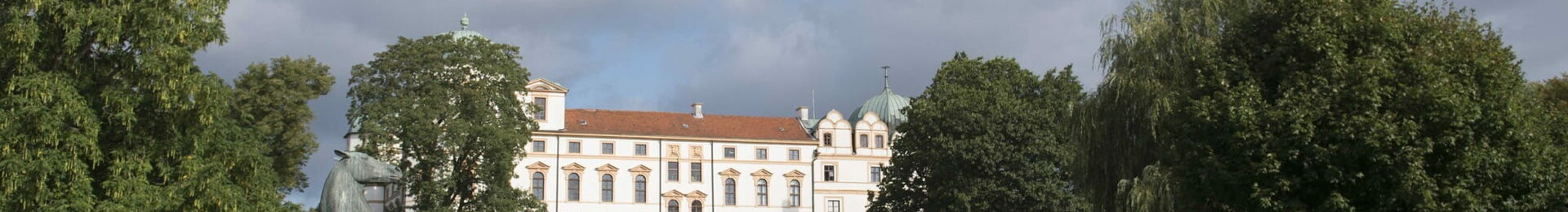 Celler Schloss mit Parkanlage im Sommer