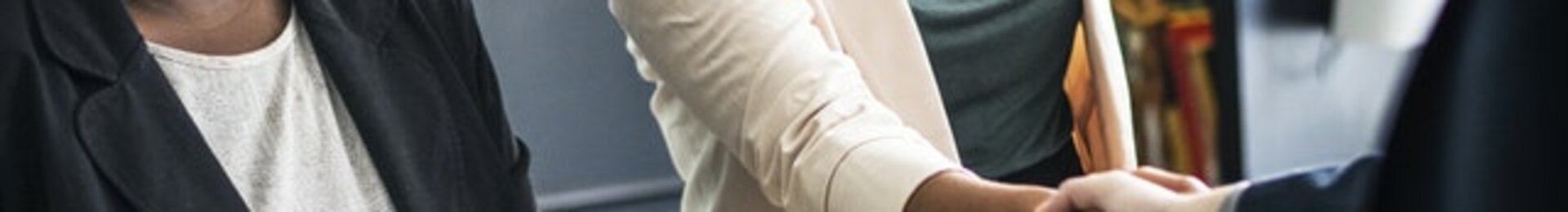 Handschlag zwischen Personalvermittler und Kunde