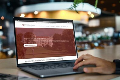 Startseite Commercial Factoring auf Laptop
