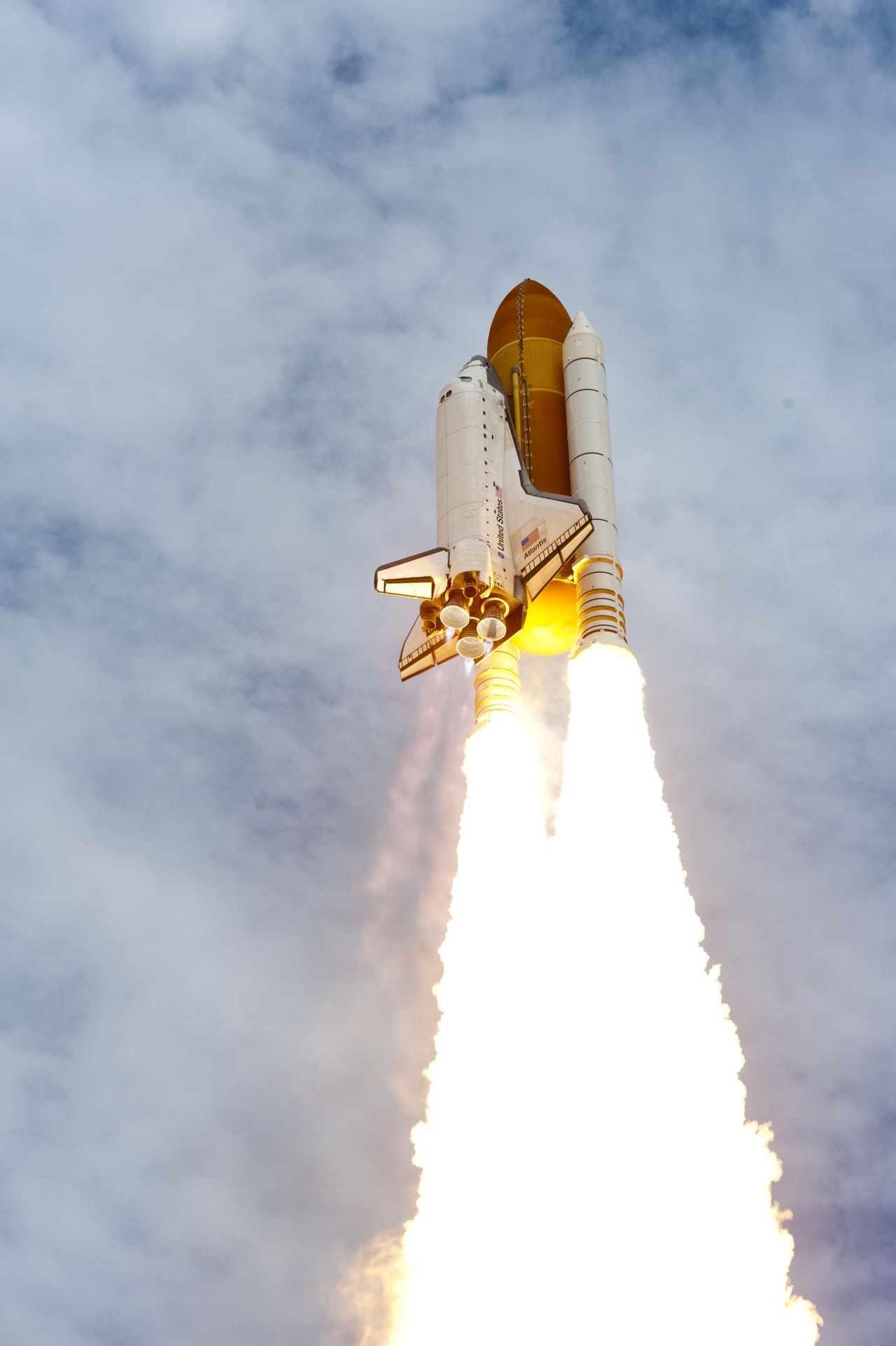 Aufsteigende Rakete als Zeichen zum Durchstarten mit Commercial Factoring