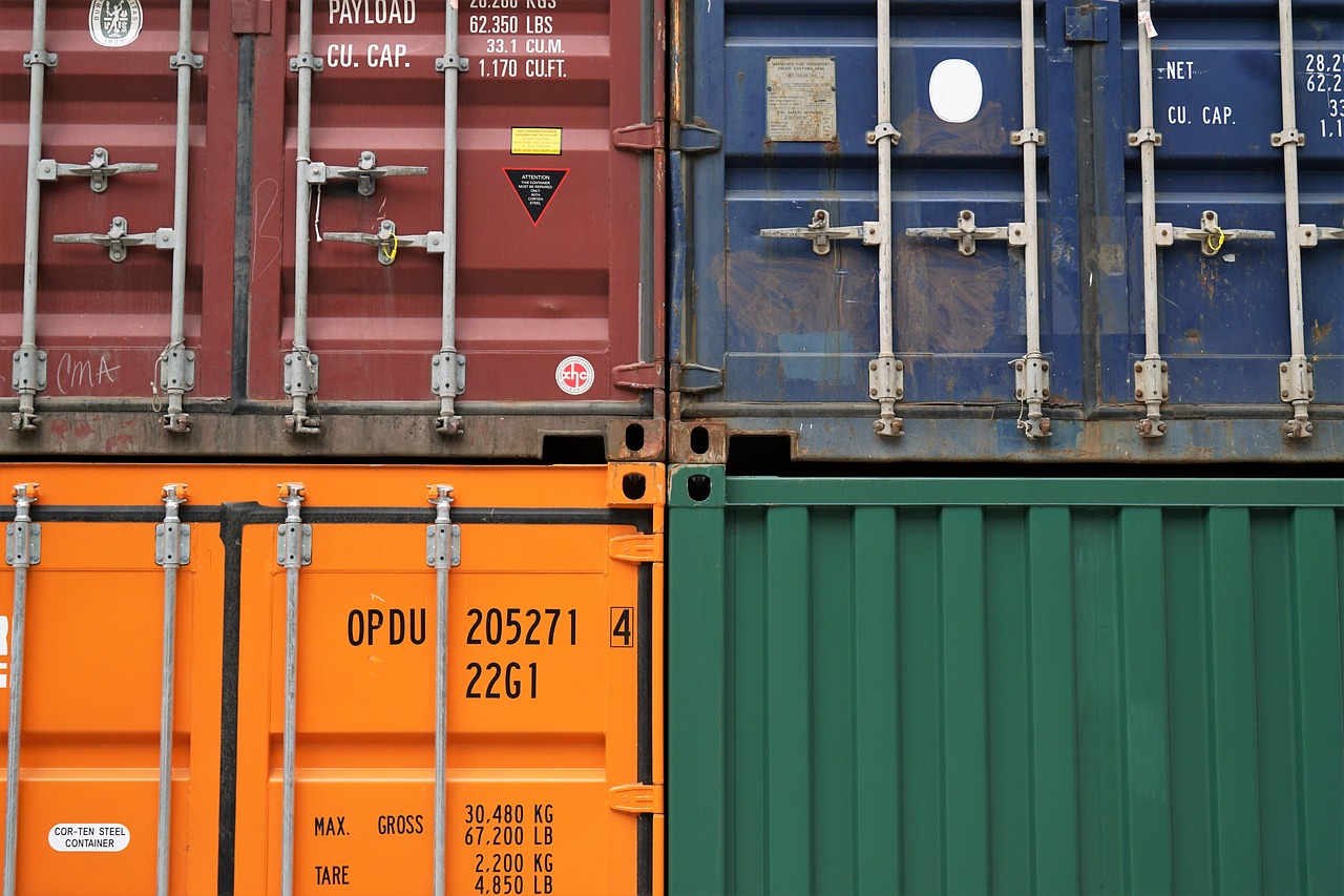 Container auf einem Containerschiff als Zeichen schwerer Fracht