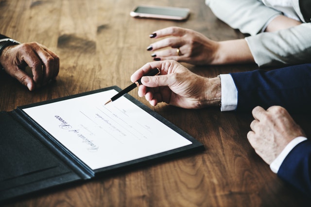 Kunde und Factor besprechen das Auschnittsfactoring